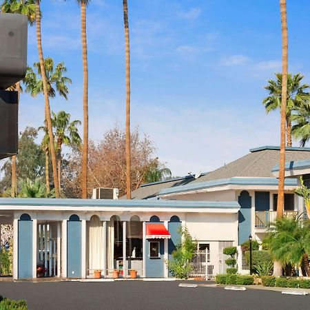 Travelodge By Wyndham Bakersfield Exterior photo