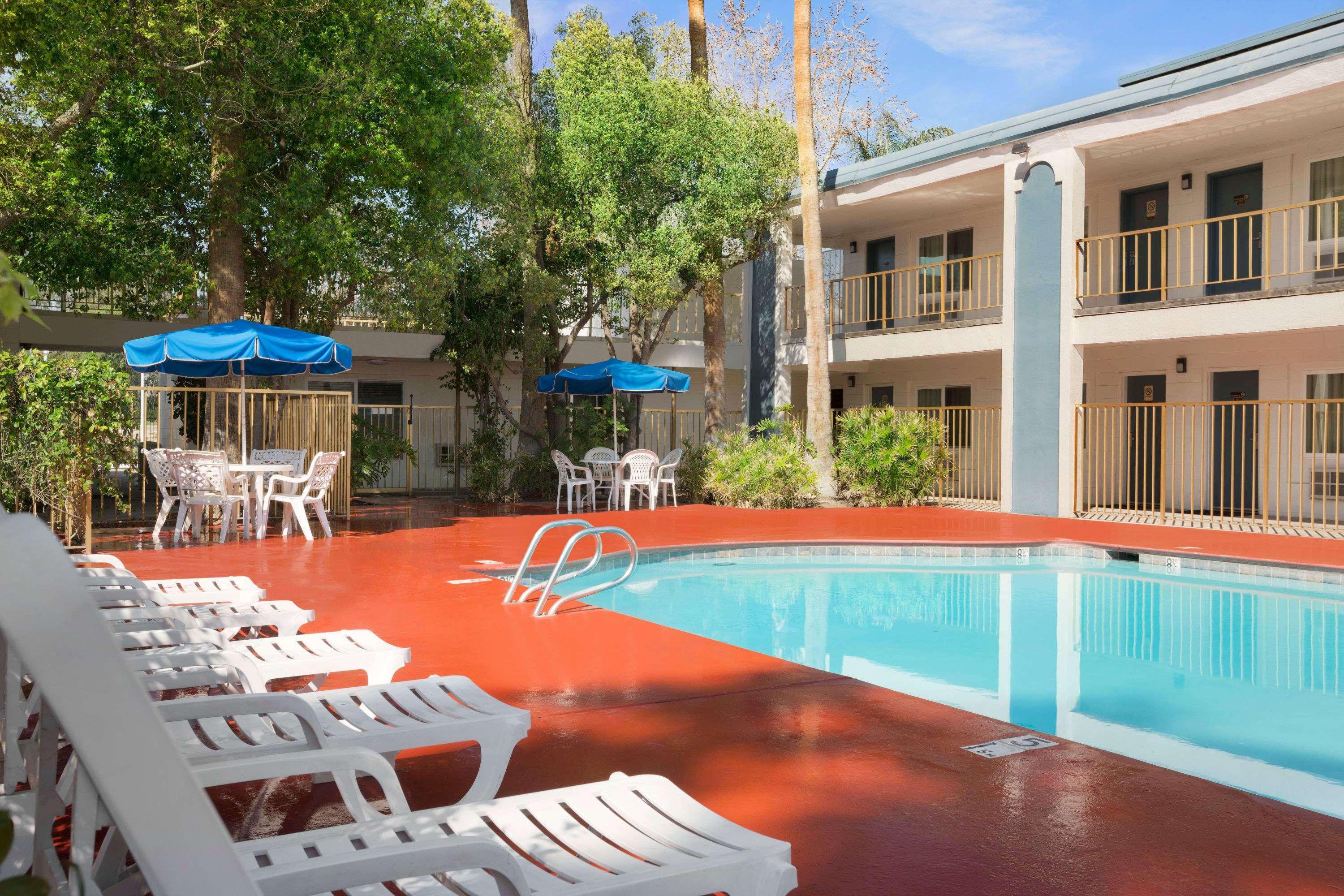 Travelodge By Wyndham Bakersfield Exterior photo